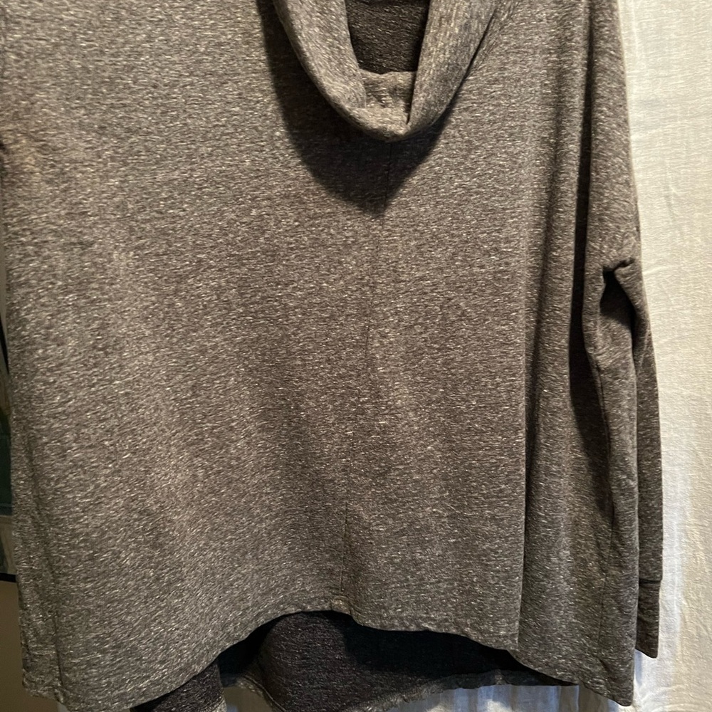 Easel Los Angeles oversized shirt in gray and black. Size large. Large neck. - Picture 5 of 6